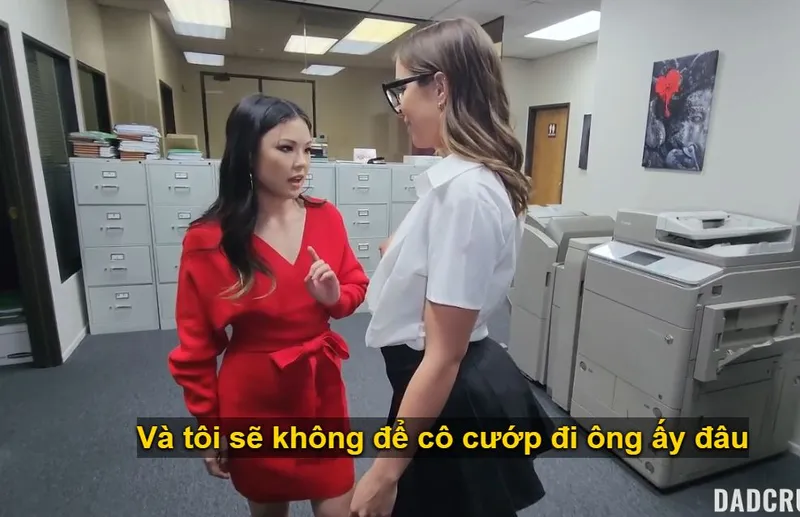 Bố dượng may mắn làm tình cùng lúc con gái và em trợ lý riêng